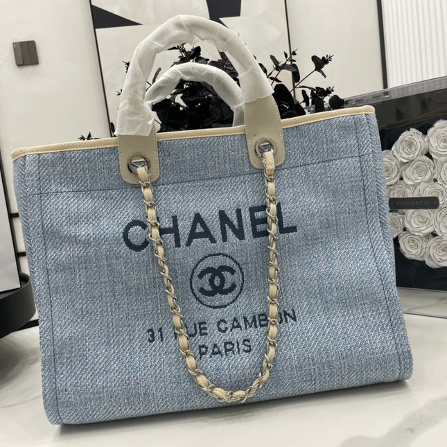 CC DEAUVILLE LARGE 38 TOTE BAG IN LIGHT BLUE CANVAS WITH BLACK LOGO
