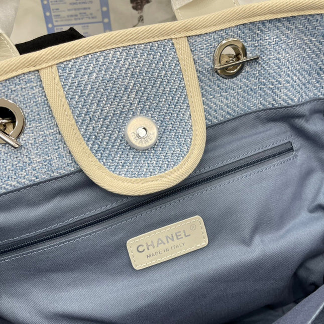 CC DEAUVILLE LARGE 38 TOTE BAG IN LIGHT BLUE CANVAS WITH BLACK LOGO