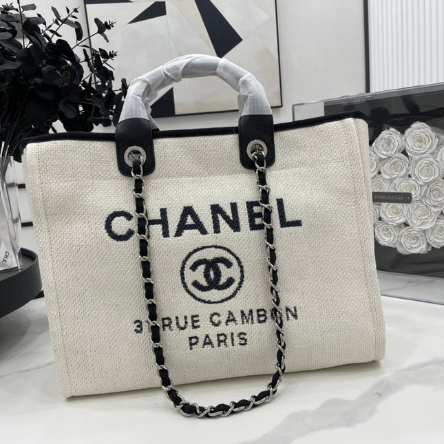CC DEAUVILLE LARGE 38 TOTE BAG IN WHITE CANVAS WITH BLACK LOGO