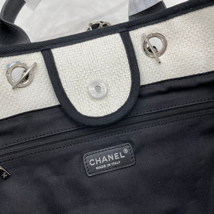 CC DEAUVILLE LARGE 38 TOTE BAG IN WHITE CANVAS WITH BLACK LOGO