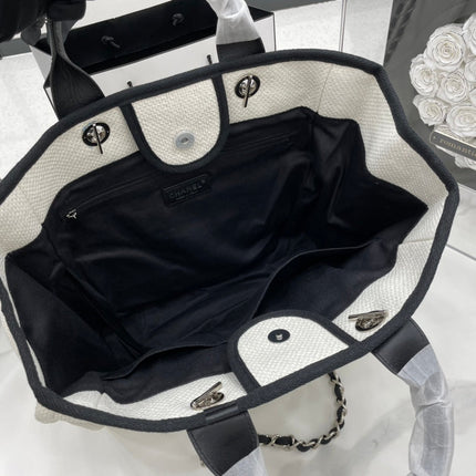 CC DEAUVILLE LARGE 38 TOTE BAG IN WHITE CANVAS WITH BLACK LOGO