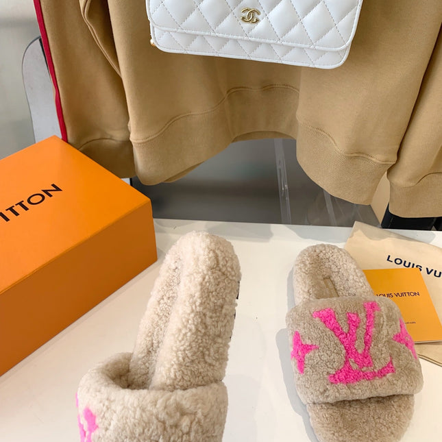 LV WOMEN'S PASEO FLAT SLIPPER IN BEIGE FLEECE WITH BRIGHT PINK LOGO