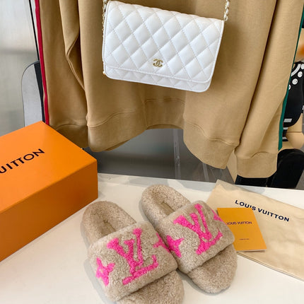 LV WOMEN'S PASEO FLAT SLIPPER IN BEIGE FLEECE WITH BRIGHT PINK LOGO