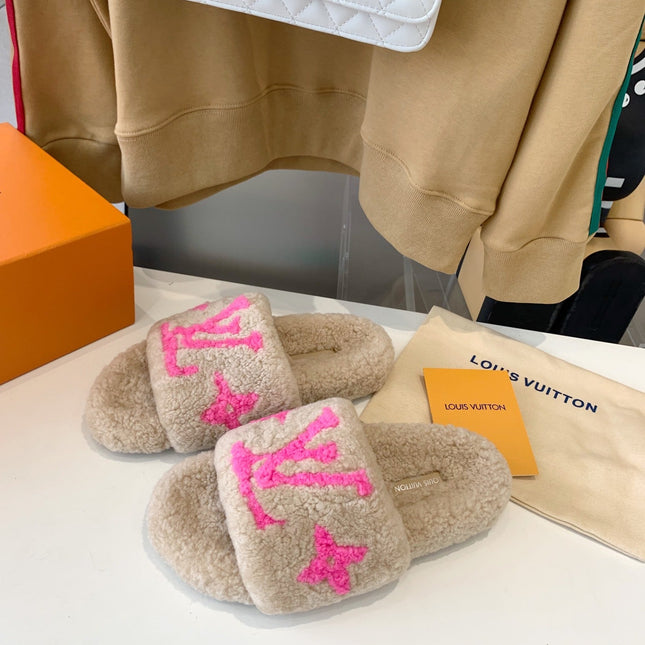 LV WOMEN'S PASEO FLAT SLIPPER IN BEIGE FLEECE WITH BRIGHT PINK LOGO