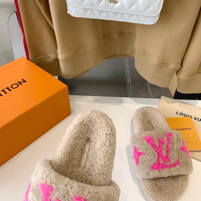 LV WOMEN'S PASEO FLAT SLIPPER IN BEIGE FLEECE WITH BRIGHT PINK LOGO