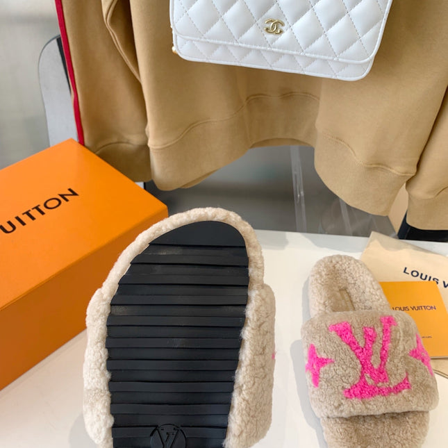 LV WOMEN'S PASEO FLAT SLIPPER IN BEIGE FLEECE WITH BRIGHT PINK LOGO