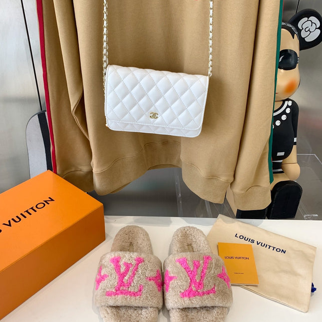 LV WOMEN'S PASEO FLAT SLIPPER IN BEIGE FLEECE WITH BRIGHT PINK LOGO
