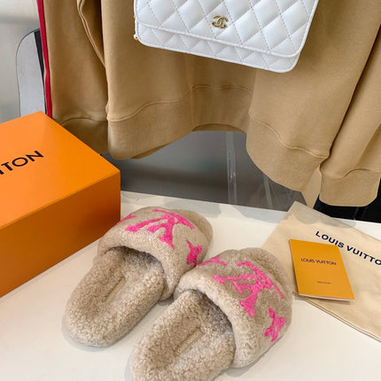 LV WOMEN'S PASEO FLAT SLIPPER IN BEIGE FLEECE WITH BRIGHT PINK LOGO