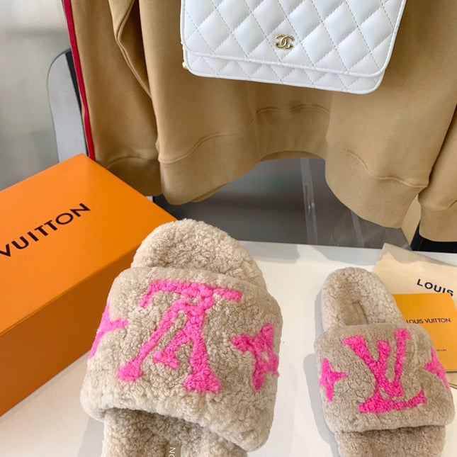 LV WOMEN'S PASEO FLAT SLIPPER IN BEIGE FLEECE WITH BRIGHT PINK LOGO
