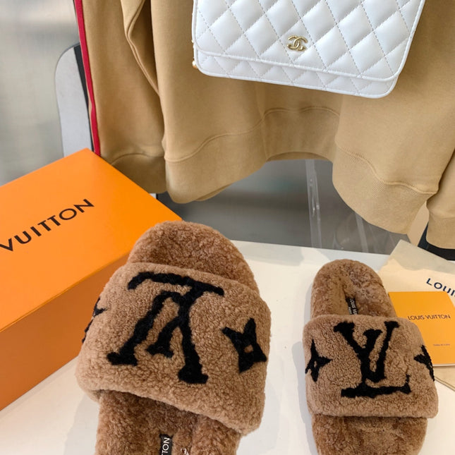 LV WOMEN'S PASEO FLAT SLIPPER IN CARAMEL BROWN FLEECE WITH BLACK LOGO