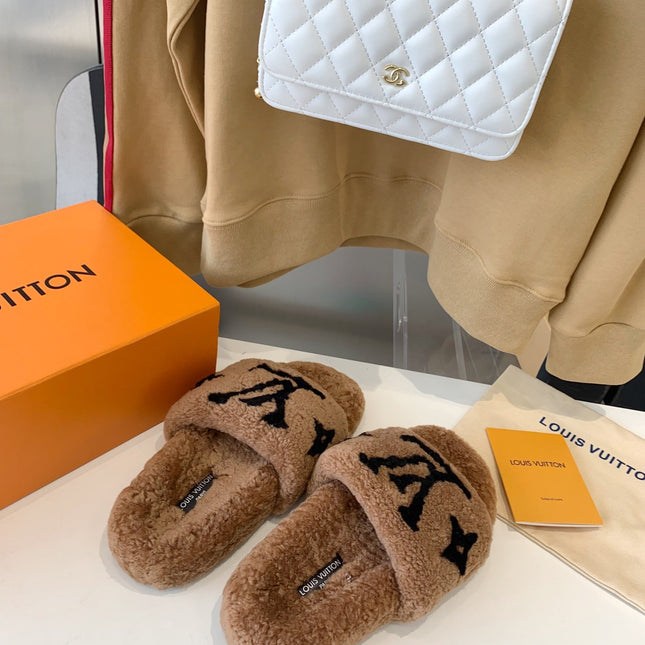 LV WOMEN'S PASEO FLAT SLIPPER IN CARAMEL BROWN FLEECE WITH BLACK LOGO