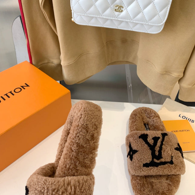 LV WOMEN'S PASEO FLAT SLIPPER IN CARAMEL BROWN FLEECE WITH BLACK LOGO
