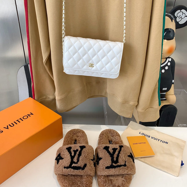 LV WOMEN'S PASEO FLAT SLIPPER IN CARAMEL BROWN FLEECE WITH BLACK LOGO