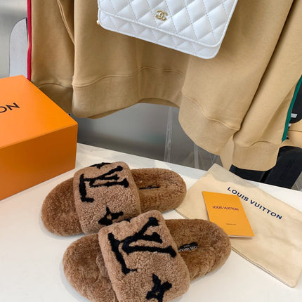 LV WOMEN'S PASEO FLAT SLIPPER IN CARAMEL BROWN FLEECE WITH BLACK LOGO