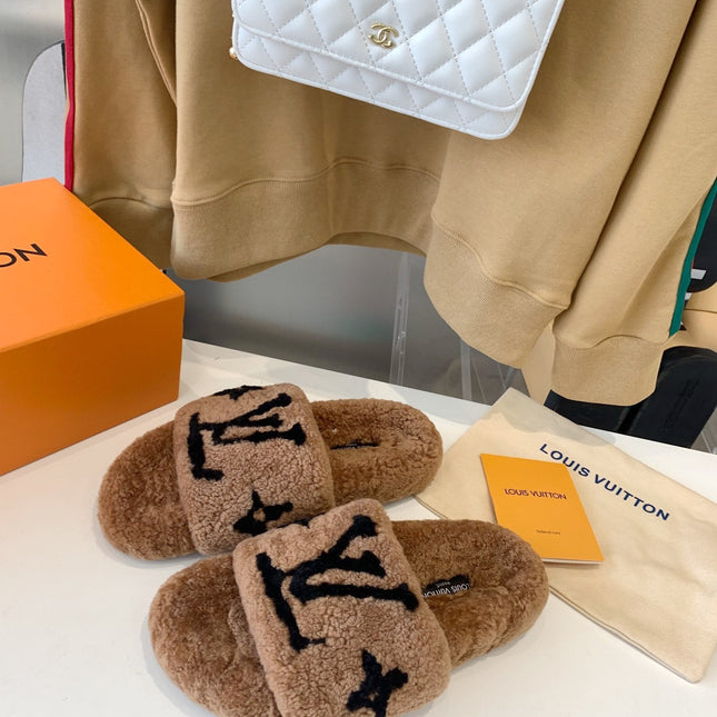 LV WOMEN'S PASEO FLAT SLIPPER IN CARAMEL BROWN FLEECE WITH BLACK LOGO