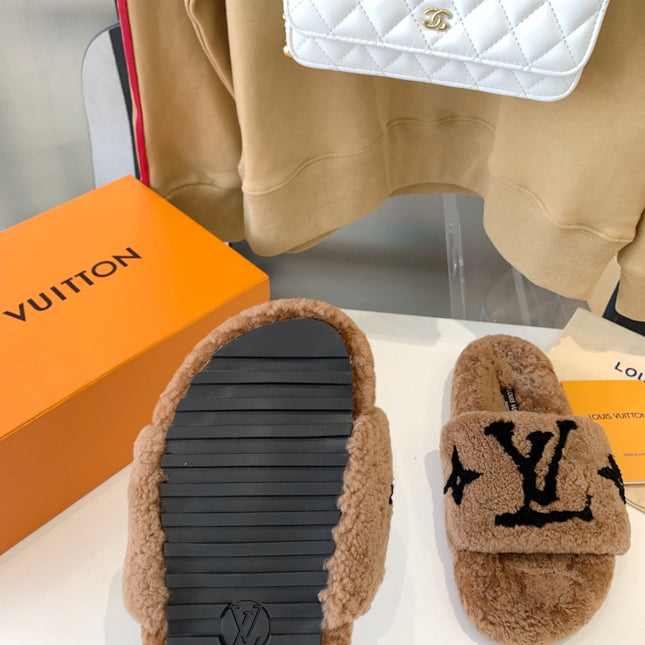 LV WOMEN'S PASEO FLAT SLIPPER IN CARAMEL BROWN FLEECE WITH BLACK LOGO