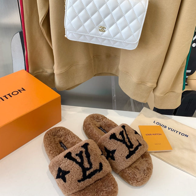LV WOMEN'S PASEO FLAT SLIPPER IN CARAMEL BROWN FLEECE WITH BLACK LOGO