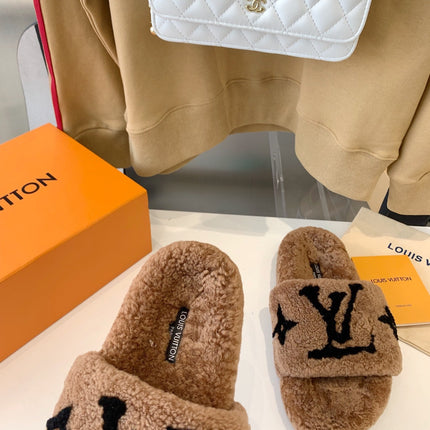 LV WOMEN'S PASEO FLAT SLIPPER IN CARAMEL BROWN FLEECE WITH BLACK LOGO