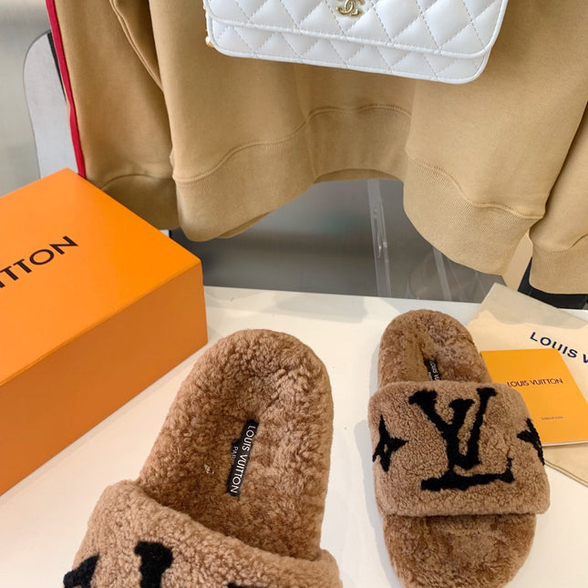 LV WOMEN'S PASEO FLAT SLIPPER IN CARAMEL BROWN FLEECE WITH BLACK LOGO