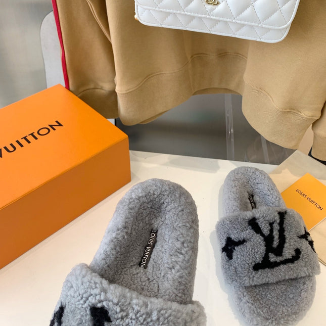 LV WOMEN'S PASEO FLAT SLIPPER IN GREY FLEECE WITH BLACK LOGO