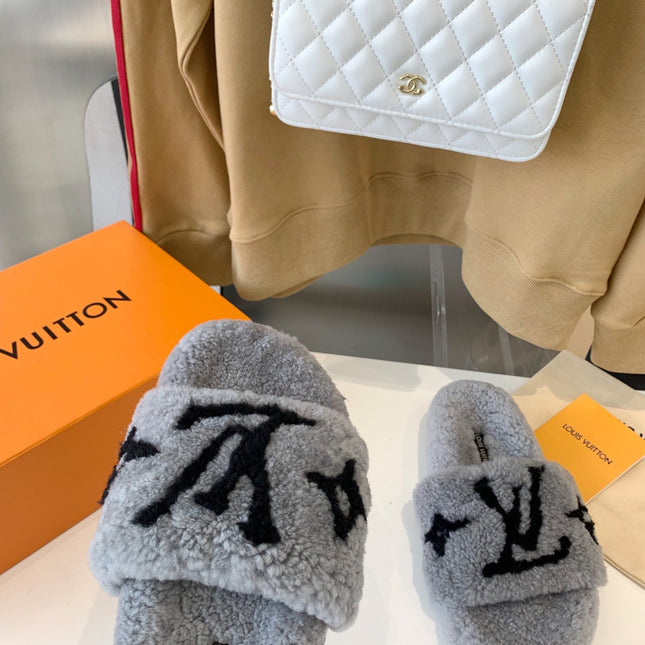 LV WOMEN'S PASEO FLAT SLIPPER IN GREY FLEECE WITH BLACK LOGO