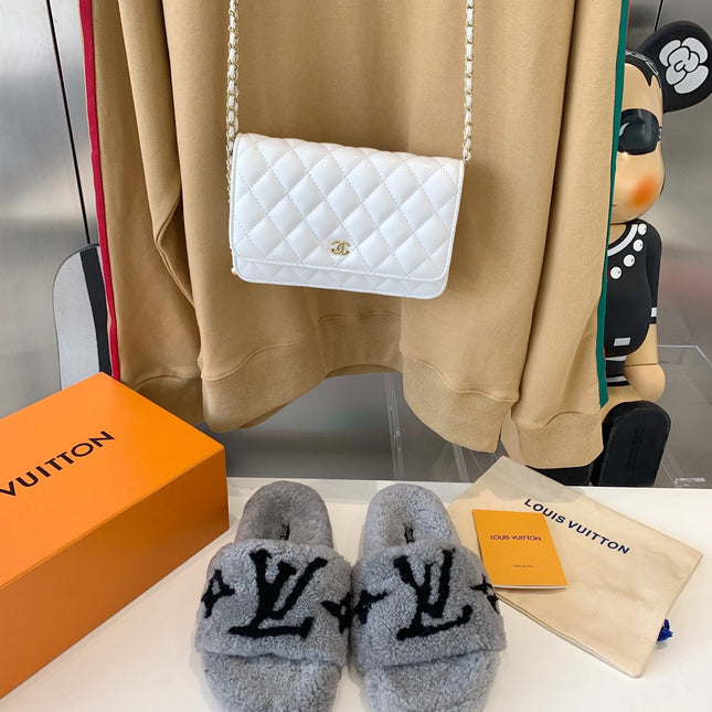 LV WOMEN'S PASEO FLAT SLIPPER IN GREY FLEECE WITH BLACK LOGO
