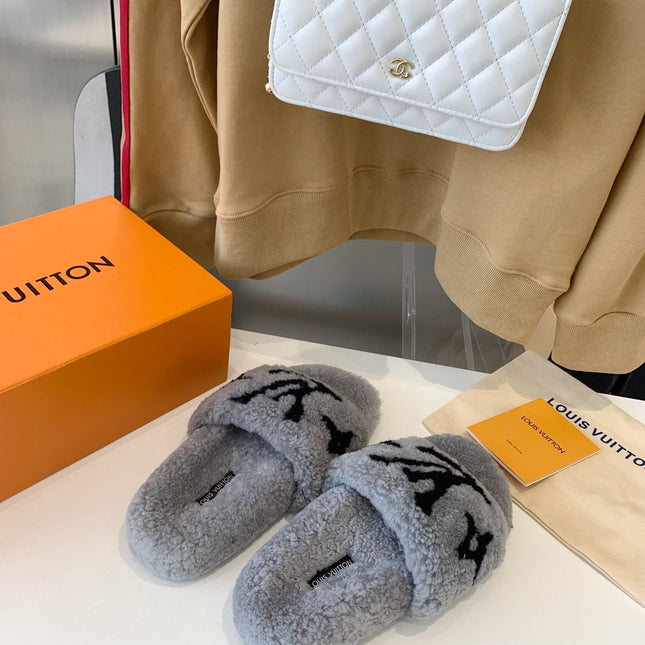 LV WOMEN'S PASEO FLAT SLIPPER IN GREY FLEECE WITH BLACK LOGO