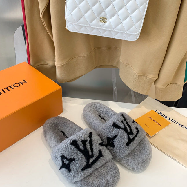 LV WOMEN'S PASEO FLAT SLIPPER IN GREY FLEECE WITH BLACK LOGO