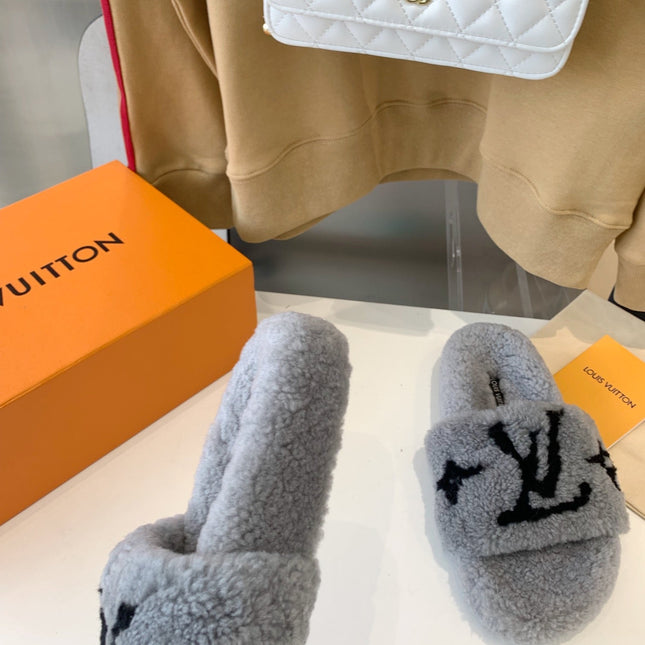 LV WOMEN'S PASEO FLAT SLIPPER IN GREY FLEECE WITH BLACK LOGO