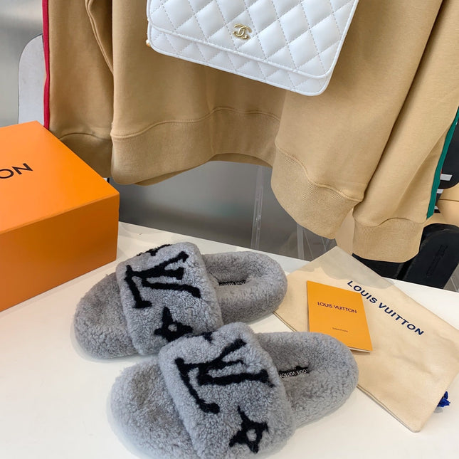 LV WOMEN'S PASEO FLAT SLIPPER IN GREY FLEECE WITH BLACK LOGO