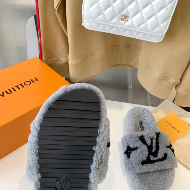 LV WOMEN'S PASEO FLAT SLIPPER IN GREY FLEECE WITH BLACK LOGO