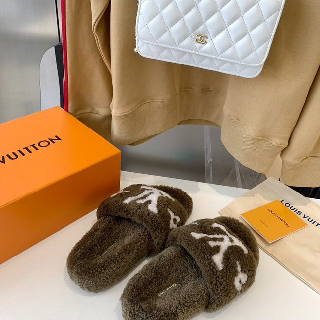 LV WOMEN'S PASEO FLAT SLIPPER IN OLIVE GREEN FLEECE WITH WHITE LOGO
