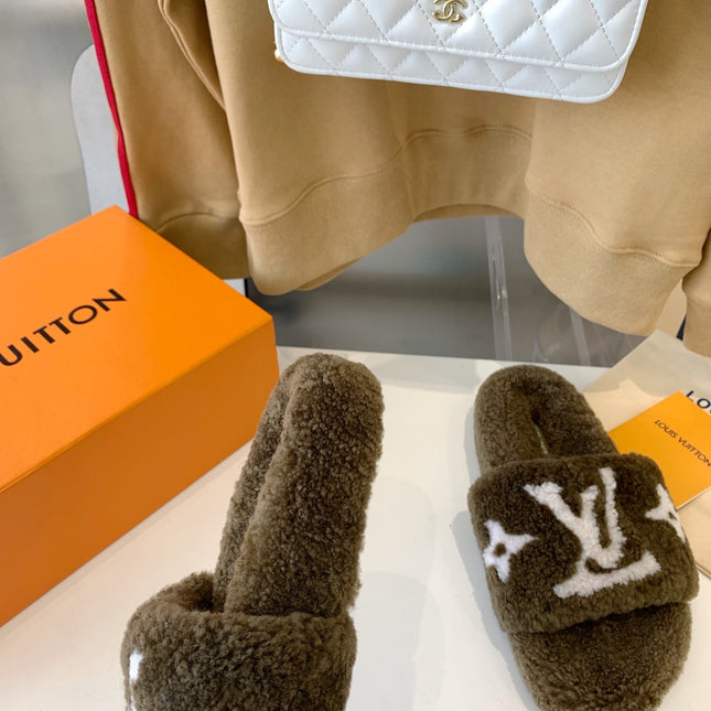 LV WOMEN'S PASEO FLAT SLIPPER IN OLIVE GREEN FLEECE WITH WHITE LOGO