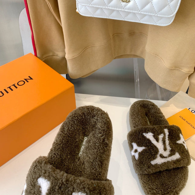 LV WOMEN'S PASEO FLAT SLIPPER IN OLIVE GREEN FLEECE WITH WHITE LOGO