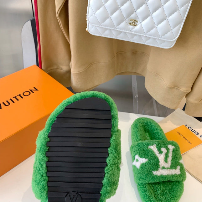 LV WOMEN'S PASEO FLAT SLIPPER IN GREEN FLEECE WITH WHITE LOGO
