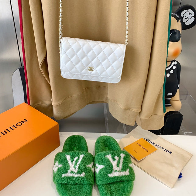 LV WOMEN'S PASEO FLAT SLIPPER IN GREEN FLEECE WITH WHITE LOGO