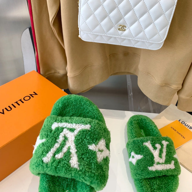 LV WOMEN'S PASEO FLAT SLIPPER IN GREEN FLEECE WITH WHITE LOGO