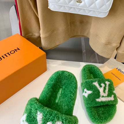 LV WOMEN'S PASEO FLAT SLIPPER IN GREEN FLEECE WITH WHITE LOGO