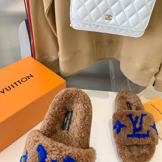 LV WOMEN'S PASEO FLAT SLIPPER IN BROWN FLEECE WITH BLUE LOGO