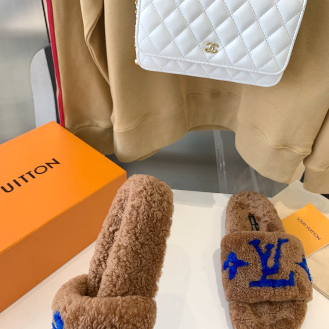 LV WOMEN'S PASEO FLAT SLIPPER IN BROWN FLEECE WITH BLUE LOGO