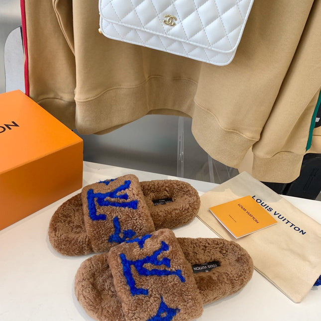 LV WOMEN'S PASEO FLAT SLIPPER IN BROWN FLEECE WITH BLUE LOGO