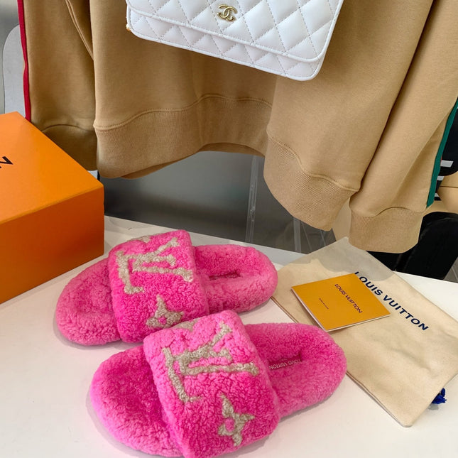 LV WOMEN'S PASEO FLAT SLIPPER IN BRIGHT PINK FLEECE WITH TAN BROWN LOGO