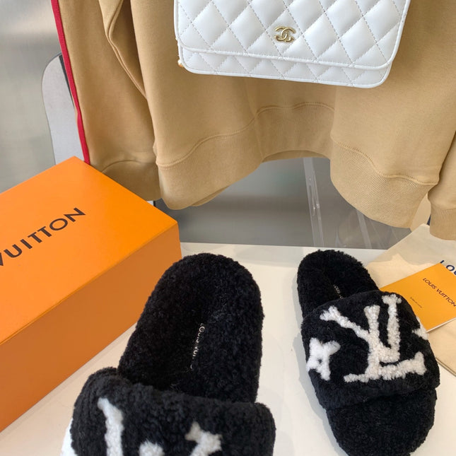 LV WOMEN'S PASEO FLAT SLIPPER IN BLACK FLEECE WITH WHITE LOGO