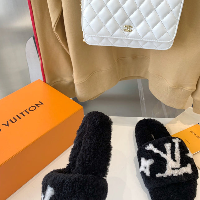 LV WOMEN'S PASEO FLAT SLIPPER IN BLACK FLEECE WITH WHITE LOGO