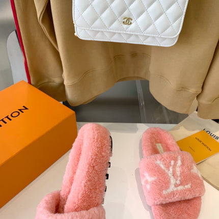 LV WOMEN'S PASEO FLAT SLIPPER IN LIGHT PINK FLEECE WITH WHITE LOGO