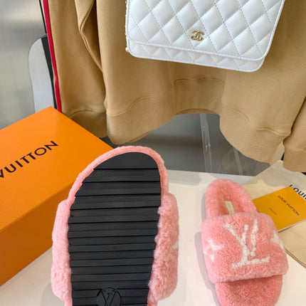 LV WOMEN'S PASEO FLAT SLIPPER IN LIGHT PINK FLEECE WITH WHITE LOGO