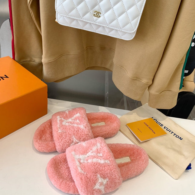 LV WOMEN'S PASEO FLAT SLIPPER IN LIGHT PINK FLEECE WITH WHITE LOGO