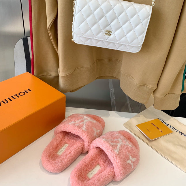 LV WOMEN'S PASEO FLAT SLIPPER IN LIGHT PINK FLEECE WITH WHITE LOGO
