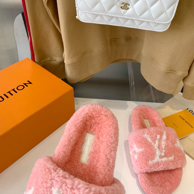 LV WOMEN'S PASEO FLAT SLIPPER IN LIGHT PINK FLEECE WITH WHITE LOGO