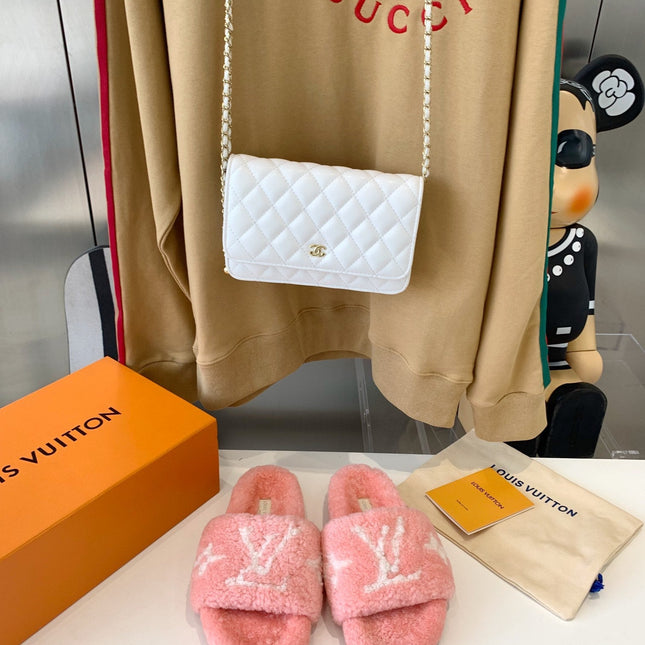 LV WOMEN'S PASEO FLAT SLIPPER IN LIGHT PINK FLEECE WITH WHITE LOGO